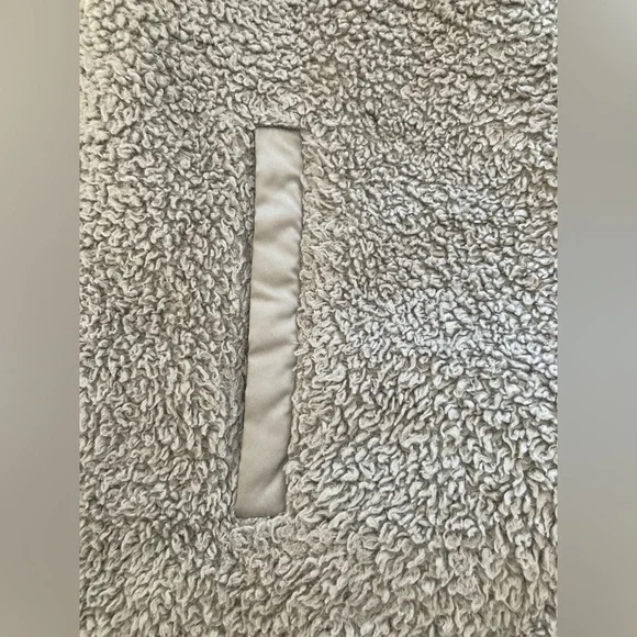 Patagonia women’s grey full zip vest, size large - Picture 8 of 8